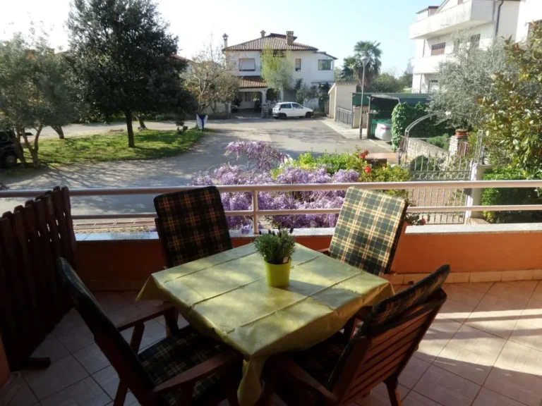 Appartement 1 : terrasse avec table et vue sur la verdure