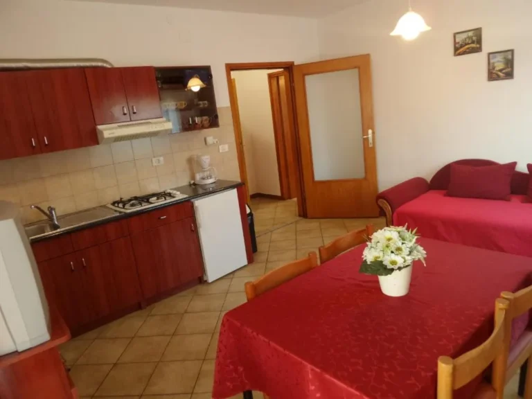 Appartement 3 : séjour avec cuisine, canapé et table à manger