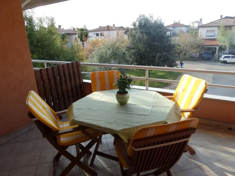 Appartement 4 : grande terrasse à l'étage avec table et transats