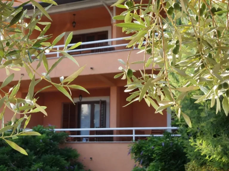 Façade de la maison avec balcons dans la verdure