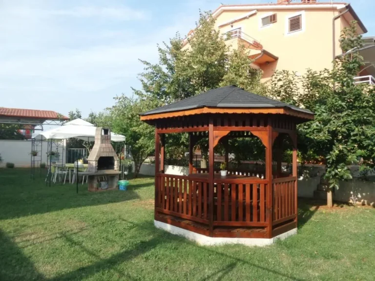 Jardin avec kiosque en bois et barbecue maçonné
